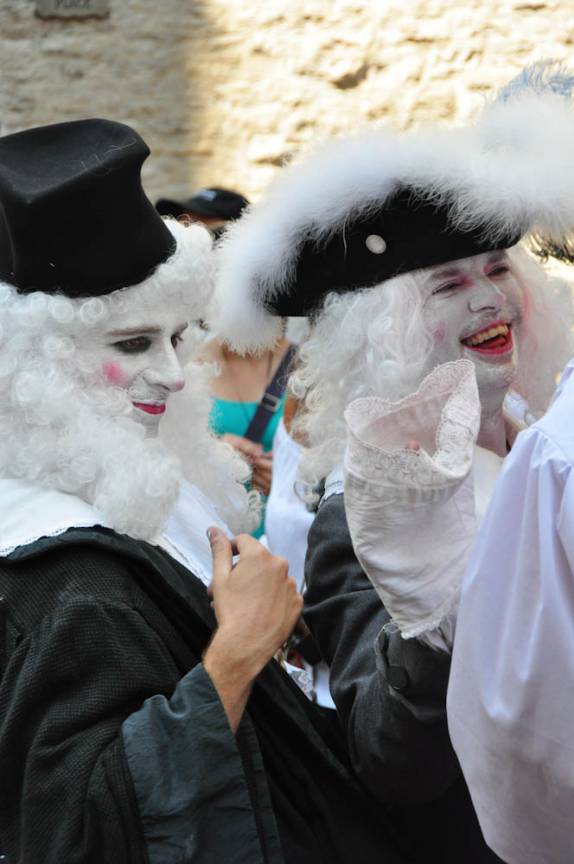 Pessoas fantasiadas passeiam pelo centro histórico de Quebec, no Canadá